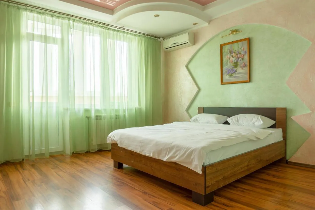 Big Studio Apartment Near River Mall 基輔